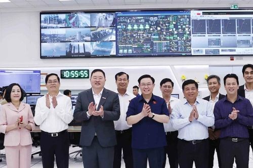 Hình ảnh Chủ tịch Quốc hội Vương Đình Huệ thăm Công ty Hóa dầu Long Sơn