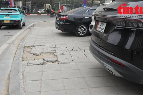 Xót xa vỉa hè Hà Nội vừa lát đá tiền tỷ phải 'cõng' ô tô ngày đêm