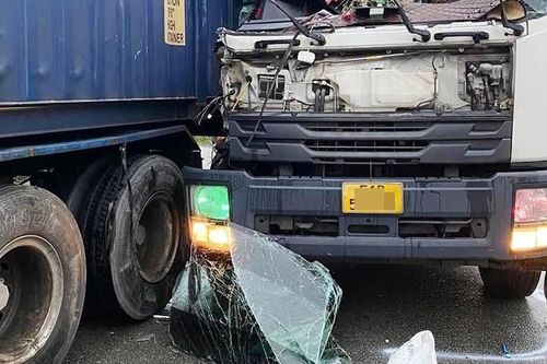 Hai bé trai tử vong do bánh xe tải rơi văng trúng