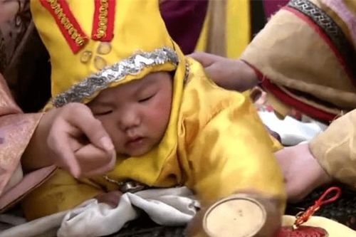 Khang Hi rất yêu thương Hoằng Lịch nhưng Càn Long không phải đứa con được Ung Chính ân sủng nhất mà lại là một người con trai khác
