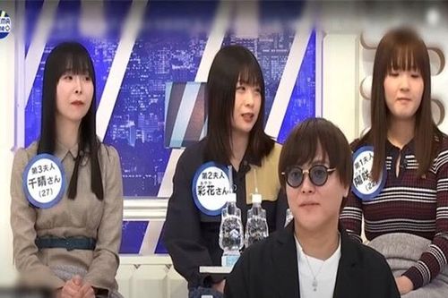 Kỳ lạ chuyện người đàn ông sống chung với 4 vợ và 2 bạn gái