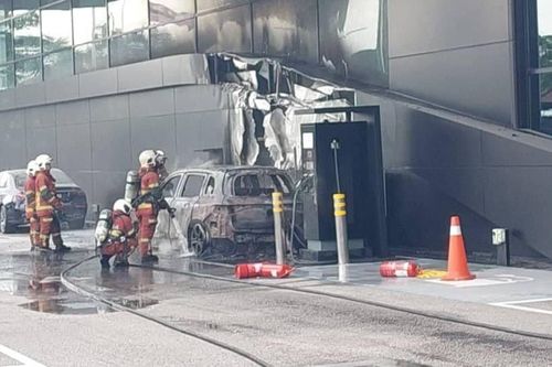 Mercedes EQB bốc cháy khi đang sạc điện