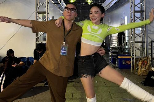 Tóc Tiên và Hoàng Touliver diễn chung show, tạo dáng cực nhí nhố cạnh ông xã