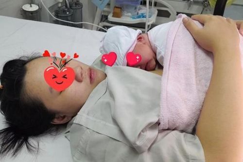 Mẹ bầu đẻ rớt bé gái tại quán cà phê