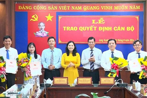 Thành ủy, UBND TP. Long Xuyên điều động, bổ nhiệm cán bộ