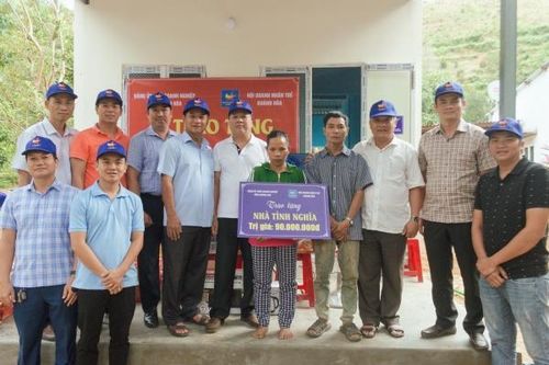 Trao nhà tình nghĩa và tặng quà Tết cho người nghèo