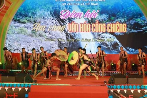 Tiếng cồng chiêng về trên phố biển