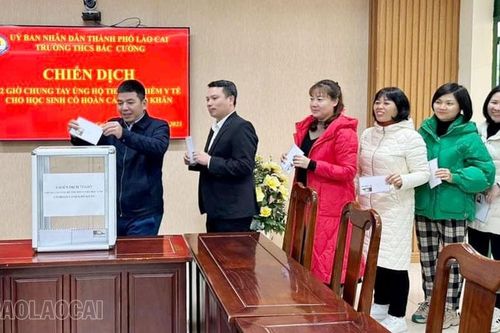Gần 227 triệu đồng được quyên góp để ủng hộ thẻ BHYT cho học sinh có hoàn cảnh khó khăn