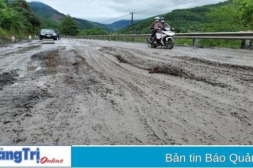 Đường Hồ Chí Minh nhánh Tây bị hư hỏng, xuống cấp