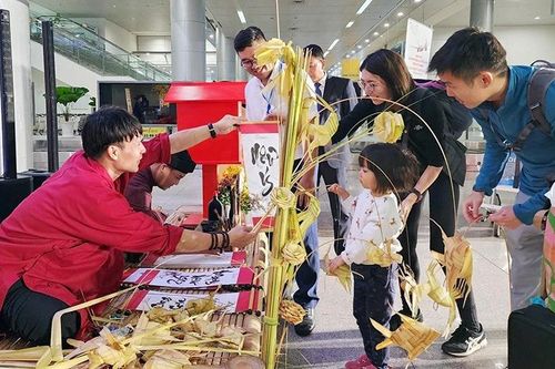 Nhiều địa phương tổ chức đón các đoàn khách du lịch quốc tế đầu tiên