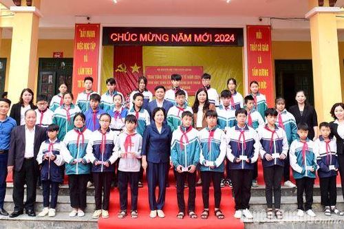 Tặng 50 thẻ BHYT cho học sinh có hoàn cảnh khó khăn