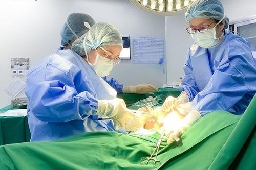 Mẹ 'sốc' nặng vì con gái 15 tuổi mang khối u ác tính nặng bằng thai đủ tháng