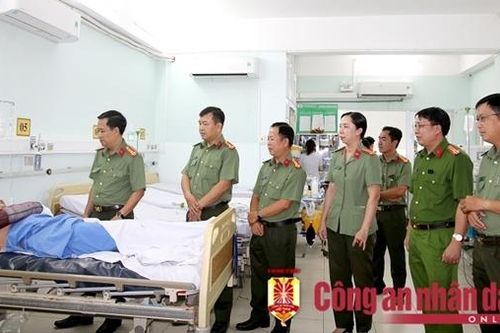 Thăm hỏi cán bộ Công an bị thương khi làm nhiệm vụ