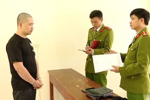 Dừng taxi để hít ma túy thì bị bắt