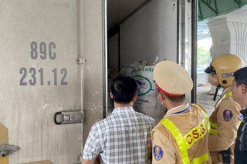 Xe tải đi vào đường cấm, lộ ra chở thực phẩm bẩn