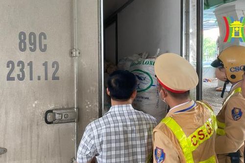 Bắt giữ xe tải vận chuyển lượng lớn thực phẩm bẩn