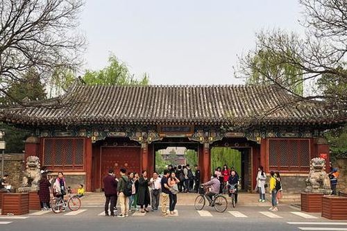 Trung Quốc: Một giáo sư Đại học Bắc Kinh bị bảo vệ rượt đuổi vì quên thẻ nhân viên