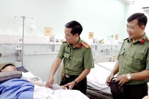 Thiếu tá công an bị thương khi khống chế kẻ vung dao giữa đường