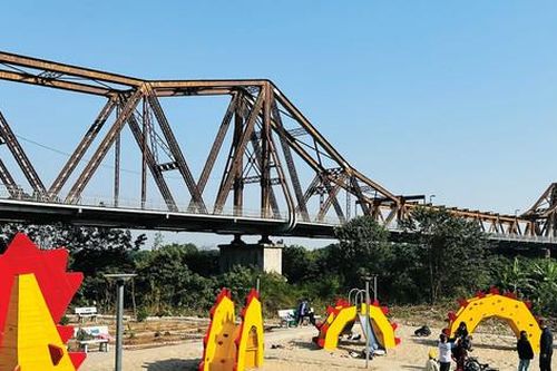 Không gian sáng tạo bên cây cầu trăm tuổi