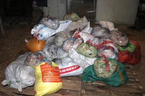 Liên tiếp bắt giữ hàng tấn 'thực phẩm bẩn' đang đi tiêu thụ