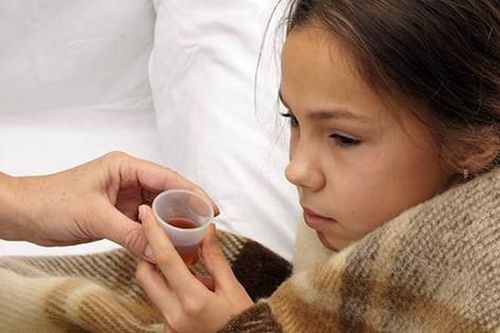 Những tác dụng phụ nguy hiểm cha mẹ lại ít để ý khi dùng thuốc trị ho cho con