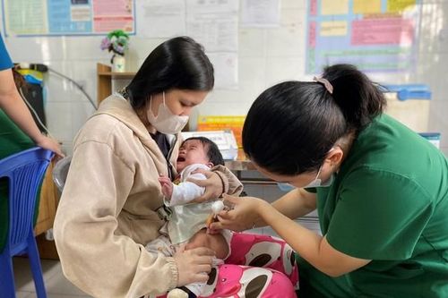 TPHCM: Phụ huynh vui mừng đưa con đi tiêm vaccine 5 trong 1