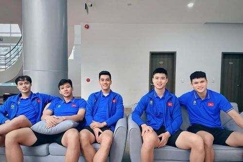Tiến Linh đăng ảnh mừng năm mới, Quế Ngọc Hải để lại bình luận khiến dân mạng cười lăn