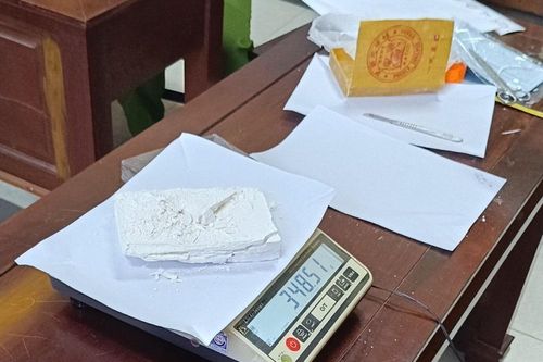 Nửa đêm gã đàn ông bị bắt giữ khi đang 'găm' 1 bánh heroin trong người