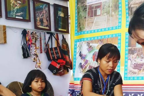 Gìn giữ nghề dệt thổ cẩm của đồng bào Cơ Tu