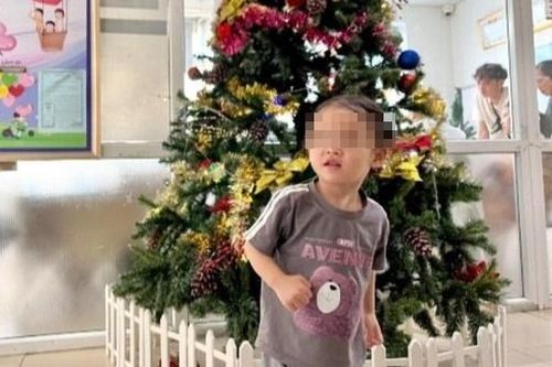 Em bé Lào được bố mẹ đưa sang Việt Nam vá tim