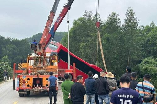 Hà Tĩnh: Xe khách biển số Lào mất lái, lao xuống vệ đường