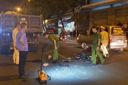 Tai nạn giao thông mới nhất 3/1/2024:Trượt ngã vào xe tải, người phụ nữ tử vong