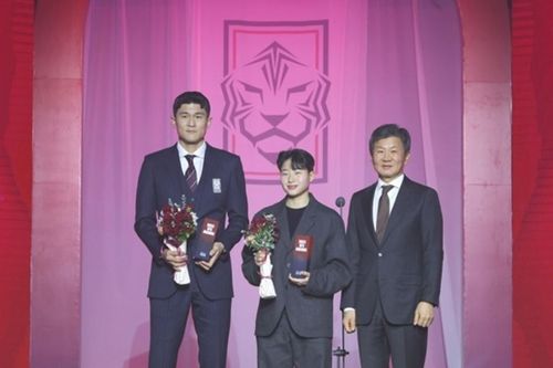 Cầu thủ mở tỷ số ở trận thắng đậm ĐT Việt Nam vượt Son Heung-min để nhận giải thưởng danh giá