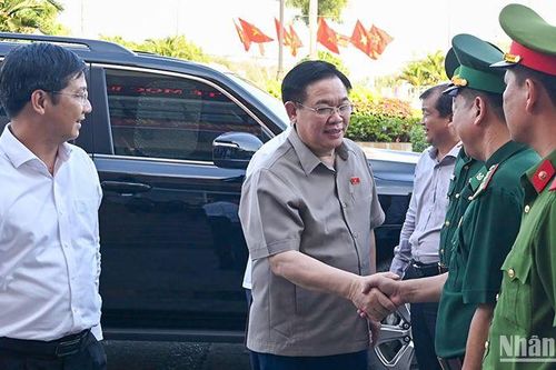 Chủ tịch Quốc hội Vương Đình Huệ thăm, làm việc tại Cửa khẩu quốc tế Mộc Bài