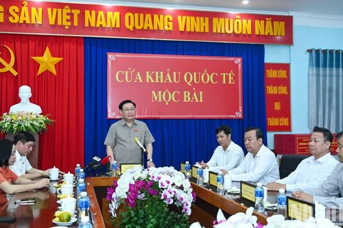 Chủ tịch Quốc hội thăm các lực lượng tại cửa khẩu Quốc tế Mộc Bài