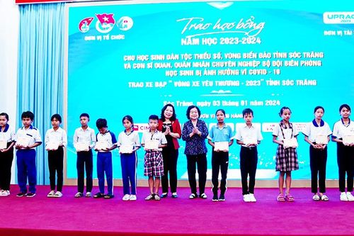 Trao học bổng Vừ A Dính cho học sinh dân tộc thiểu số Sóc Trăng