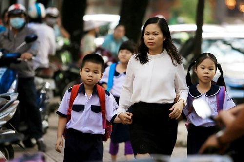 Đồng hành 'tháo khẩu trang' cho con