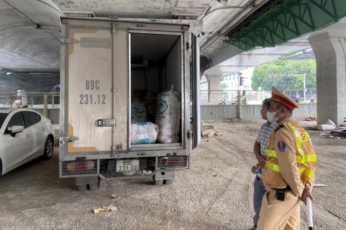 Hơn một tấn mỡ lợn bốc mùi chuẩn bị ra thị trường Hà Nội tiêu thụ