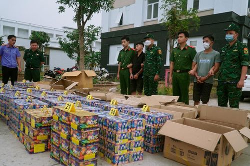 Bắt giữ 2 đối tượng sử dụng xe tải vận chuyển gần 1 tấn pháo nổ