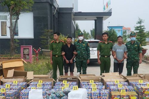 Long An: Bắt hai đối tượng dùng xe tải vận chuyển gần 1 tấn pháo nổ