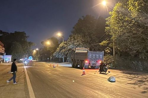 Va chạm xe máy với xe tải, một người tử vong