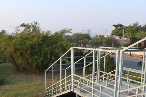 Hà Nội: Cầu vượt bộ hành có lối lên xuống thẳng vào bãi cỏ