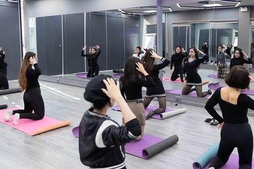 Chị em chi tiền triệu đi học lớp tạo dáng chụp ảnh