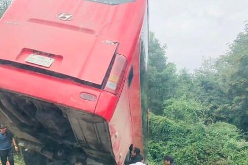Xe khách lao xuống vệ đường, 30 người may mắn thoát nạn