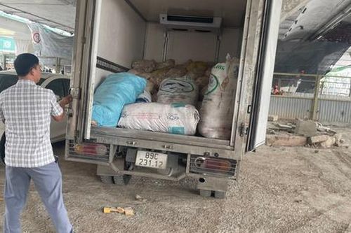 Phát hiện hơn 1 tấn mỡ lợn bốc mùi đang 'tuồn' vào Hà Nội