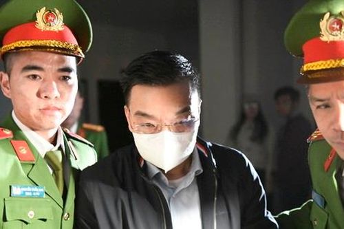 Dẫn giải các bị cáo vụ đại án Việt Á rời tòa sau ngày xét xử đầu tiên