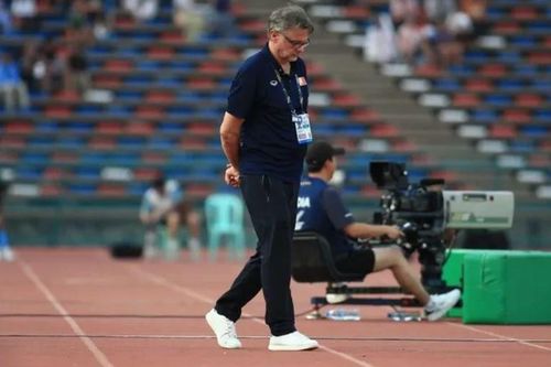 HLV Troussier nhận thêm tin kém vui trước khi lên đường sang Qatar