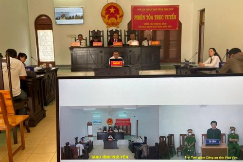 Hai lần vào tù vì chém trọng thương hàng xóm