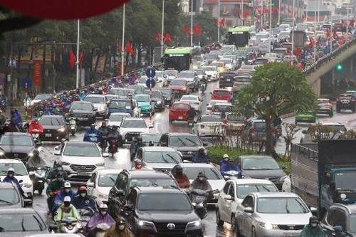 Không khí lạnh tràn về, người Hà Nội đội mưa lạnh đến công sở