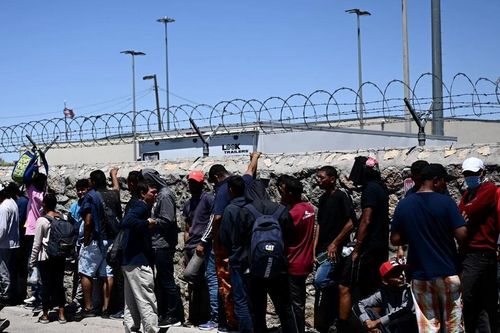 Làn sóng di cư bất hợp pháp giảm dần, Mỹ mở lại cửa khẩu biên giới với Mexico